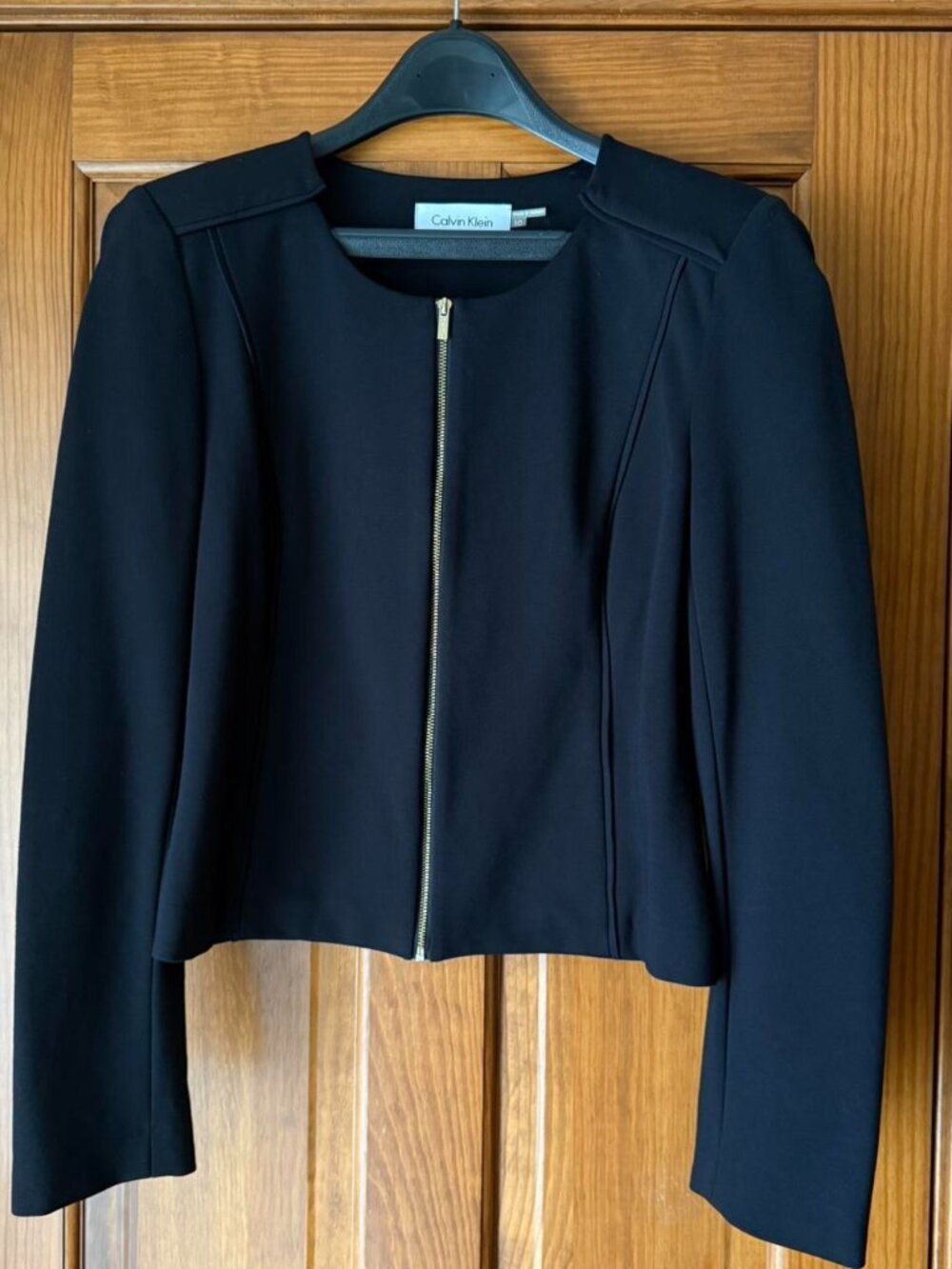Like-new Calvin Klein black cropped blazer. Removable shoulder pads.